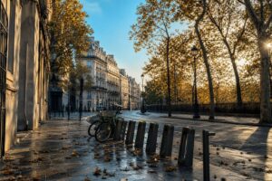 Station Vélib parisienne avec vélos et bornes vides enquête mystérieuse ambiance urbaine