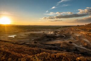 Mine de charbon à ciel ouvert au Mozambique avec engins de chantier au coucher du soleil