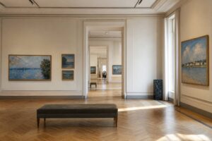 Salle du musee Marmottan Monet avec des toiles impressionnistes aux murs