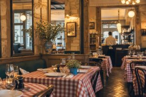 À Versailles, le Petit Bouillon défie l&rsquo;inflation en réinventant le plaisi - restaurant traditionnel versaillais avec nappes à carreaux et ambia